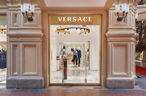 We’re happy to have Candelora Versace in store reading and